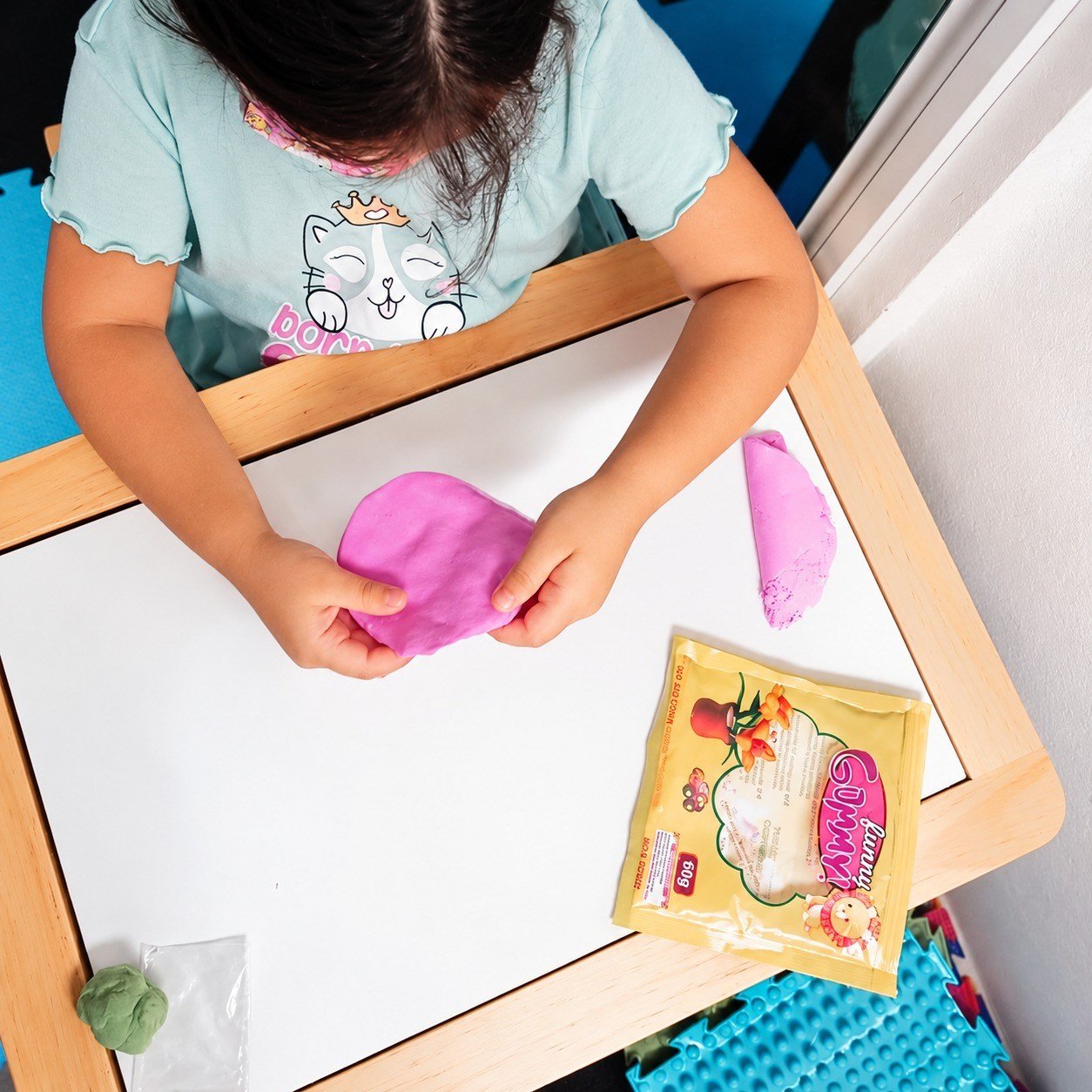Actividad manipulativa con masa moldeable para exploración táctil y atención