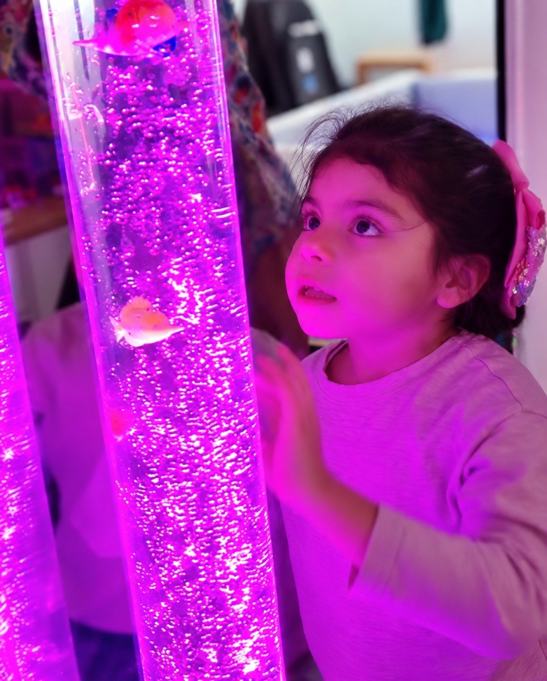 Estimulación visual con luz, color y movimiento en sala multisensorial