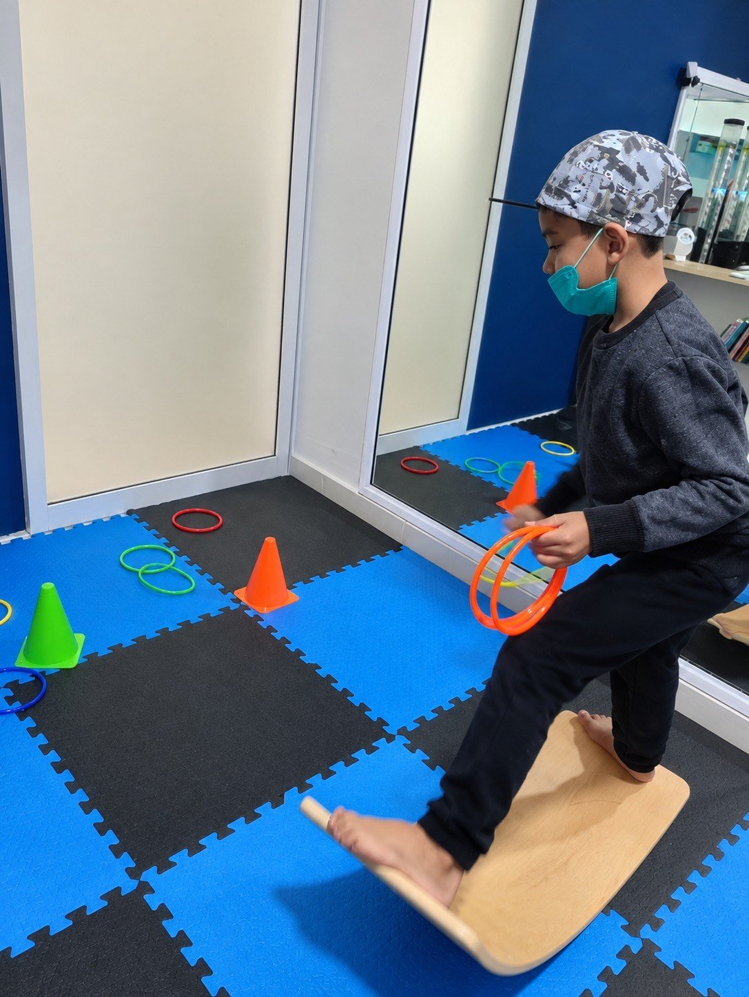 Niño realizando actividad de balance para estimulación vestibular, propioceptiva y coordinación motora